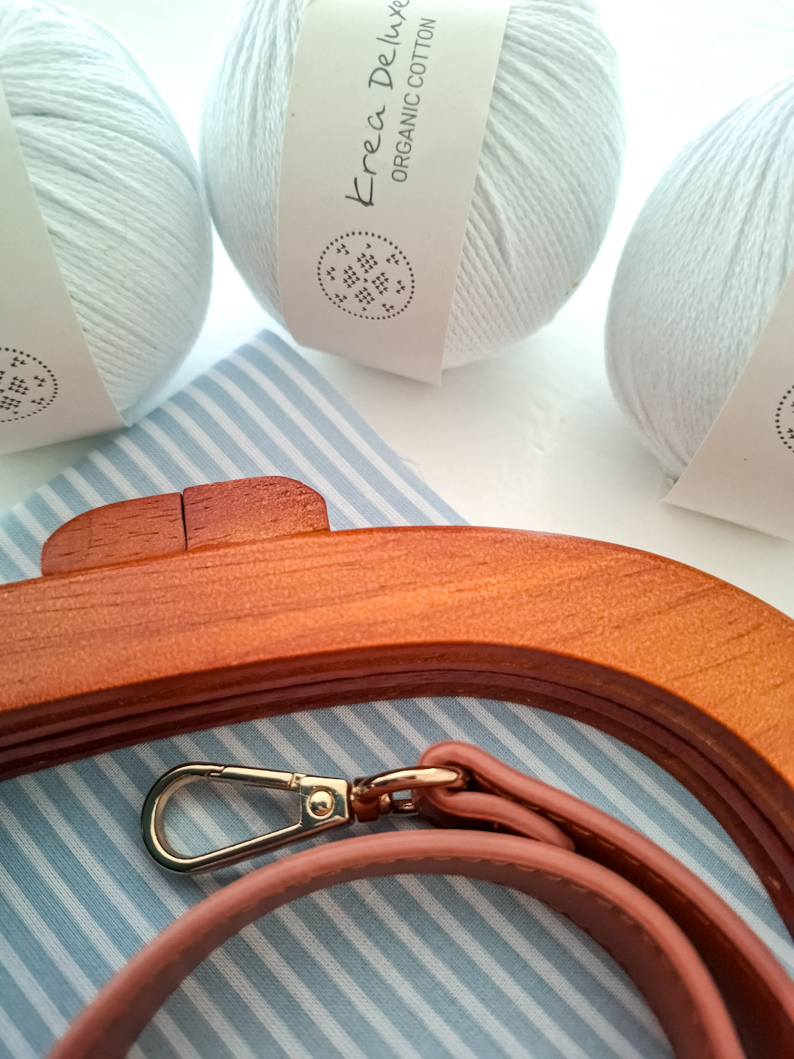 Tilbehørsæt med garn, foer og taskebøjle til Light Blue Flowers Handbag - Billede 3